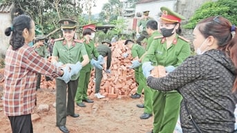 Thanh niên, phụ nữ công an tham gia hoạt động xã hội: Ghi dấu ấn đẹp trong lòng Nhân dân