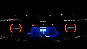 ពេល​ដែល​សាល​ទាំងមូល​បើក​ភ្លើង​ដើម្បី​រំលឹក​ដល់​លោក Hoang Nam Tien