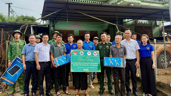 “Thắp sáng vùng biên - Tiếp bước cha anh”