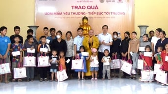 Giáo hội Phật giáo Việt Nam trao 200 suất quà cho học sinh có hoàn cảnh khó khăn tại Mỹ Lâm