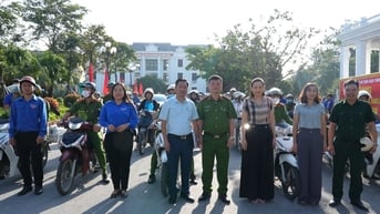 Xã Thanh Oai ra quân xử lý vi phạm an toàn giao thông, trật tự đô thị và vệ sinh môi trường