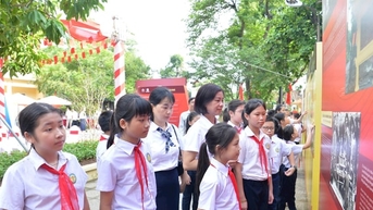 បង្ហាញរូបភាព និងឯកសារជាង 100 អំពី "Co Loa - ប្រពៃណី និងបដិវត្តន៍"