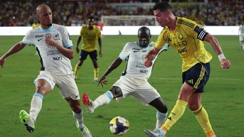 Ronaldo tỏa sáng khiến 40.000 CĐV sung sướng, Al Nassr vào chung kết Super Cúp dù chơi thiếu người