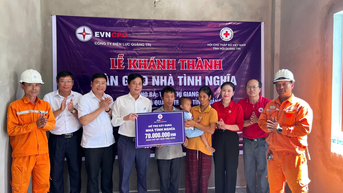 Bàn giao nhà tình nghĩa cho hộ gia đình khó khăn