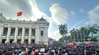 បង្ហាញវៀតណាមក្នុងខ្ញុំ៖ រោងមហោស្រពគឺពោរពេញទៅដោយមនុស្សរង់ចាំសំបុត្រឥតគិតថ្លៃ