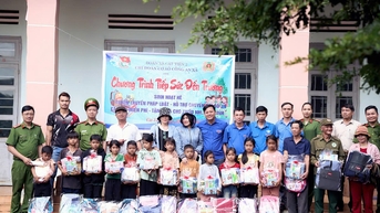 Công an xã Cát Tiên 2 "tiếp sức đến trường” cho học sinh nghèo