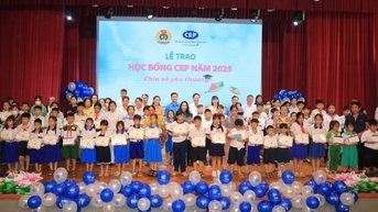 Tổ chức Tài chính vi mô CEP chi nhánh Long Xuyên trao 127 suất học bổng, quà học tập cho học sinh nghèo hiếu học