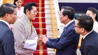 ព្រះមហាក្សត្រ Bhutan និងព្រះមហាក្សត្រី យាងមកដល់ទីក្រុងហាណូយ ចាប់ផ្តើមដំណើរទស្សនកិច្ចផ្លូវរដ្ឋនៅវៀតណាម