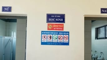 Nhà vệ sinh trường bẩn, hiệu trưởng cần xem lại năng lực