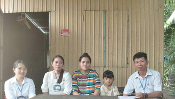 Gieo chữ vùng biên giới: Hành trình 'đi từng ngõ, gõ từng nhà'