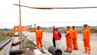 Kiểm tra việc thực hiện các quy định về bảo vệ an toàn công trình lưới điện cao áp