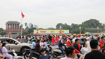 ទីក្រុងហាណូយផ្តល់ភេសជ្ជៈ នំខេក និងឡានក្រុងដោយឥតគិតថ្លៃដល់ប្រជាជនដែលចូលរួម A80