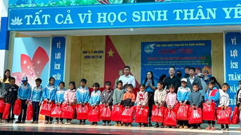 Lâm Đồng: Các cấp Hội trao tặng trên 1.200 phần quà "Tiếp bước đến trường" cho học sinh nghèo