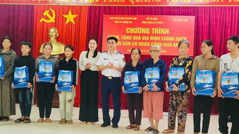 Ban Tuyên giáo và Dân vận Tỉnh ủy và Bộ Tư lệnh Vùng Cảnh sát biết 1 tặng quà gia đình chính sách