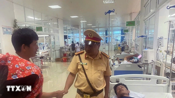 Cảnh sát giao thông hỗ trợ, đưa nạn nhân bị rắn cắn đến bệnh viện cấp cứu