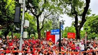 Người dân Hà Nội nô nức chờ đón hợp luyện diễu binh, diễu hành mừng Quốc khánh