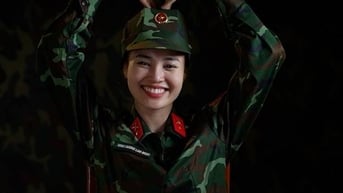 Khi Quốc ca vang lên trong Sao nhập ngũ, màn hình rực cờ đỏ sao vàng