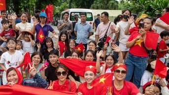 Hàng nghìn người chờ từ sáng sớm xem hợp luyện diễu binh tối nay