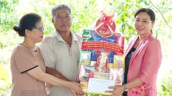 Phó Chủ tịch Thường trực HĐND tỉnh Lê Thị Nhung thăm, tặng quà gia đình chính sách tiêu biểu