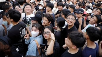 Hàng ngàn người chờ nhận vé 'Việt Nam trong tôi concert'