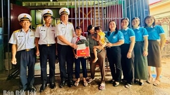 Lữ đoàn 682 tặng quà học sinh nghèo trước thềm năm học mới