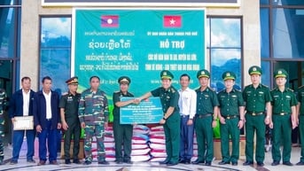 Trao hỗ trợ cho người dân bản Ta Lui