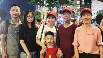 ប្រជាជន Nghe An បានសម្រុកទៅរដ្ឋធានីដើម្បីទៅលេងពូហូ ជ្រមុជខ្លួនក្នុងបរិយាកាសពិធីបុណ្យ។