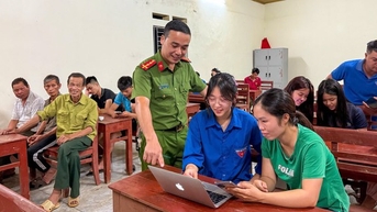 នគរបាល​ឃុំ​បាន​នាំ​យក «​លេខ​អប់រំ​ប្រជាប្រិយ​» មក​ដល់​ភូមិ​