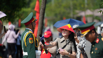 Phóng viên Báo và phát thanh, truyền hình Nghệ An hòa nhịp cùng hàng trăm phóng viên trong cả nước tác nghiệp tại Trung tâm Báo chí A80