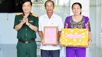 Đồng Tháp: Bàn giao 7 căn nhà cho hộ khó khăn