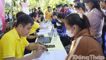 300 lao động, học sinh, sinh viên tham gia Phiên giao dịch việc làm tại xã Lấp Vò