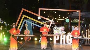 លាយឡំជាមួយតន្ត្រីតាមដងផ្លូវ