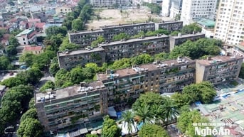 응에안의 심각하게 파손된 50년 된 아파트 건물의 클로즈업
