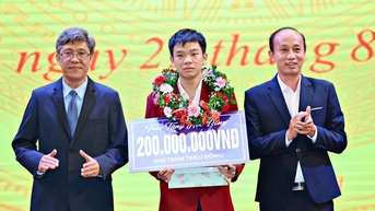 Lam Dong ផ្តល់រង្វាន់ដល់សិស្សដែលឈ្នះមេដាយប្រាក់ក្នុងព្រឹត្តិការណ៍ International Informatics Olympiad ជាទឹកប្រាក់ ២០០លានដុង