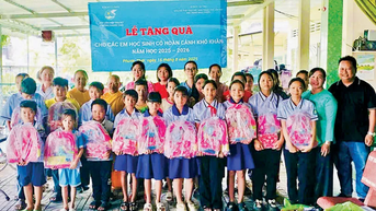 Tiếp sức học sinh hoàn cảnh khó khăn đến trường