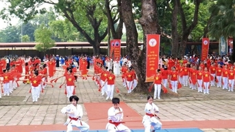 ឃុំ Thu Lam៖ មនុស្ស ២.០០០ នាក់បានចូលរួមមហោស្រពកីឡាលើកទី១