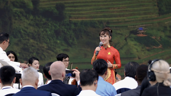 Tỉ phú Nguyễn Thị Phương Thảo gây "sốt" khi hát ca khúc "Tiếng hát giữa rừng Pác Bó"