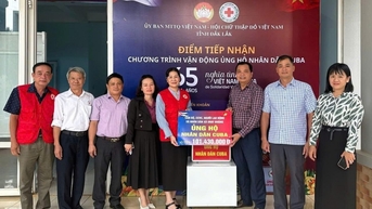 ឃុំ Dray Bhang៖ បរិច្ចាកជាង 100 លានដុងដើម្បីជួយឧបត្ថម្ភប្រជាជនគុយបា