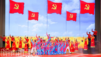 Biểu diễn báo cáo chương trình nghệ thuật chào mừng Đại hội đại biểu Đảng bộ tỉnh