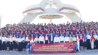 និស្សិតមហាវិទ្យាល័យថ្មី 1,000 អនុវត្តកម្មវិធីដ៏មានអត្ថន័យជាច្រើន។