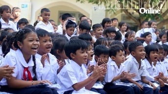 Áo trắng yêu thương cùng em đến trường
