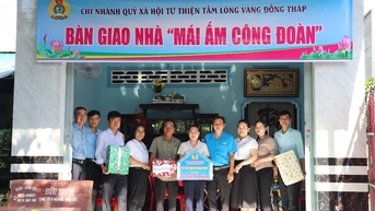 សហព័ន្ធ​ការងារ​ខេត្ត​ដុងថាប៖ ប្រគល់​ “ជម្រក​សហជីព” ចំនួន ៤ កន្លែង​ដល់​សមាជិក​សហជីព​ដែល​ជួប​ការ​លំបាក