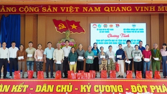 Đồng hương Duy Nghĩa trao 100 triệu đồng hỗ trợ khuyến học, hộ khó khăn