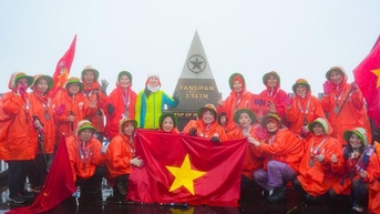 ផ្ទុះ​អារម្មណ៍​រំភើប​ក្នុង​ពិធី​លើក​ទង់​ជាតិ​ពិសេស​លើ «ដំបូល​ឥណ្ឌូចិន»