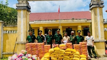 Trao tặng quà cho người dân bản Sê Sáp, Lào