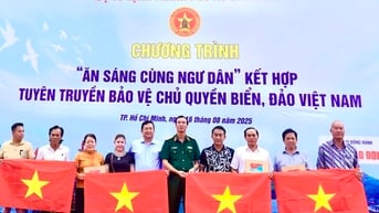 Tự hào cờ Tổ quốc qua Chương trình ăn sáng cùng ngư dân tại Long Hải
