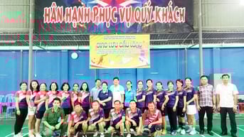 Nguyên lãnh đạo tỉnh thi đấu giao lưu cầu lông tại phường Trảng Bàng