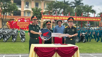 Bàn giao xe mô-tô 2 bánh cho Ban Chỉ huy Quân sự cấp xã tại Điện Biên