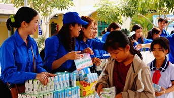 Cho đi yêu thương - nhận lại nụ cười