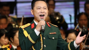Nam ca sĩ giọng cao vút tuổi 37 lên Trung tá, từng là giáo viên cấp 2